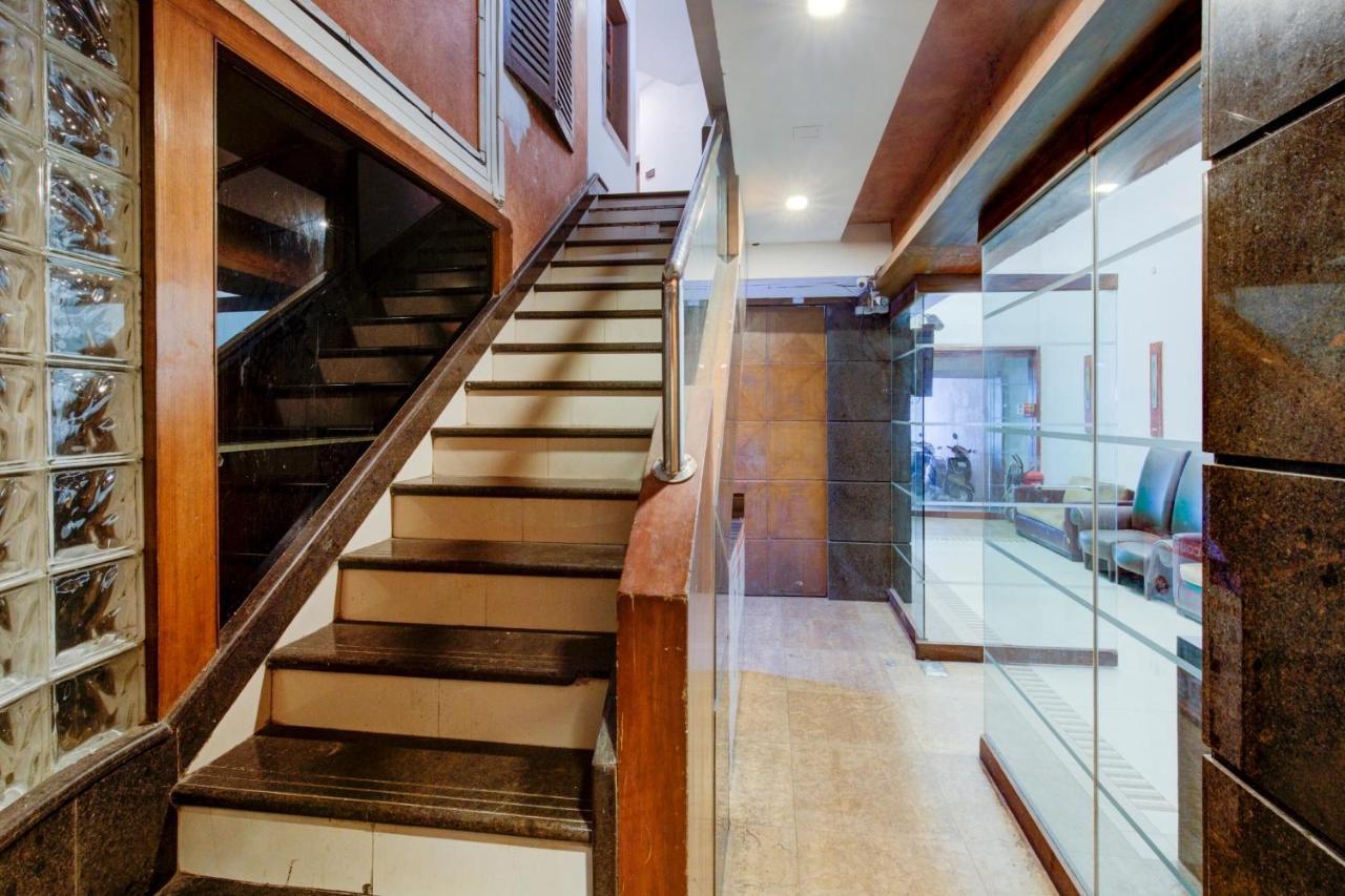 Capital O 77295 Hotel Bansidhar Bhuvan Мумбай Екстериор снимка